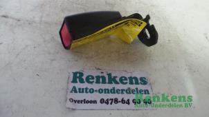 Usados Lengüeta de cinturón de seguridad derecha detrás Opel Corsa D 1.0 Precio € 15,00 Norma de margen ofrecido por Renkens Auto-Onderdelen B.V.