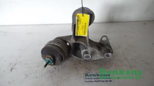 Engine mount from a Audi A4 Cabriolet (B6) 1.8 T 20V 2005