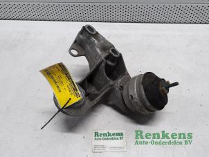 Engine mount from a Audi A4 Cabriolet (B6) 1.8 T 20V 2005
