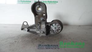 Engine mount from a Audi A4 Cabriolet (B6) 1.8 T 20V 2005
