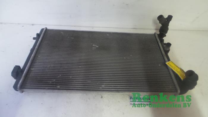Usagé Radiateur Volkswagen Golf IV (1J1) 1.9 SDI Prix € 35,00 Règlement à la marge proposé par Renkens Auto-Onderdelen B.V.