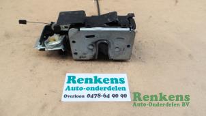 Używane Mechanizm blokady drzwi prawych wersja 2-drzwiowa Volkswagen Fox (5Z) 1.2 Cena € 30,00 Procedura marży oferowane przez Renkens Auto-Onderdelen B.V.