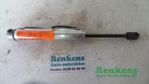 Usados Amortiguador de gas de capota Peugeot 207 CC (WB) 1.6 16V Precio € 25,00 Norma de margen ofrecido por Renkens Auto-Onderdelen B.V.