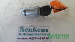 Usagé Serrure de contact + clé Opel Agila (B) 1.2 16V Prix € 25,00 Règlement à la marge proposé par Renkens Auto-Onderdelen B.V.