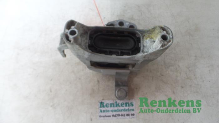 Engine mount from a Opel Astra J (PC6/PD6/PE6/PF6) 1.7 CDTi 16V 110 2011