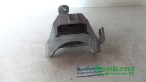 Engine mount from a Opel Astra J (PC6/PD6/PE6/PF6) 1.7 CDTi 16V 110 2011