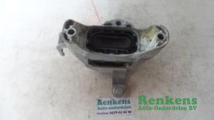 Engine mount from a Opel Astra J (PC6/PD6/PE6/PF6) 1.7 CDTi 16V 110 2011