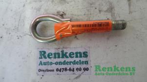 Usagé Crochet de remorquage avant Volkswagen Polo IV (9N1/2/3) 1.2 12V Prix € 10,00 Règlement à la marge proposé par Renkens Auto-Onderdelen B.V.