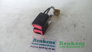 Usagé Insertion ceinture de sécurité arrière centre Volkswagen Polo IV (9N1/2/3) 1.9 SDI Prix € 20,00 Règlement à la marge proposé par Renkens Auto-Onderdelen B.V.