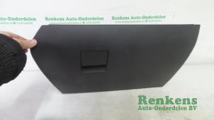 Usagé Boîte à gants Opel Astra H GTC (L08) 1.6 16V Twinport Prix € 30,00 Règlement à la marge proposé par Renkens Auto-Onderdelen B.V.