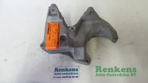Usados Soporte bomba de dirección asistida Opel Calibra 2.0i Precio € 35,00 Norma de margen ofrecido por Renkens Auto-Onderdelen B.V.