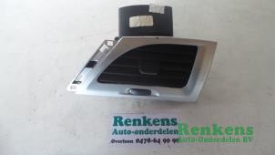 Usados Rejilla de aire de salpicadero Renault Megane III Grandtour (KZ) 1.5 dCi 110 Precio € 15,00 Norma de margen ofrecido por Renkens Auto-Onderdelen B.V.