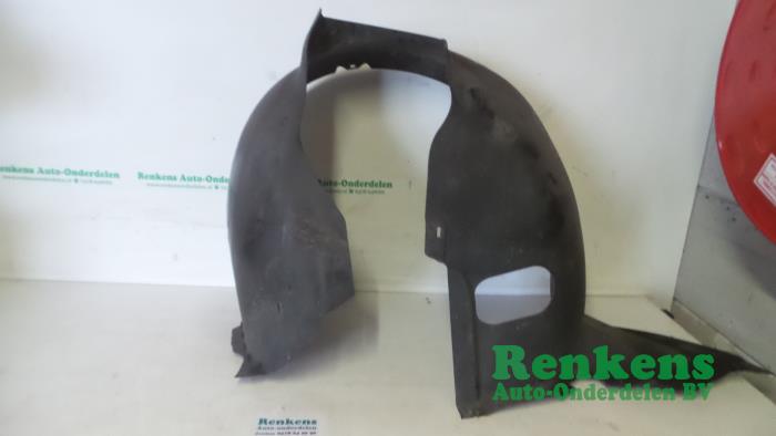 Wheel arch liner from a Volkswagen Touran (1T1/T2) 2.0 TDI 16V 136 2005