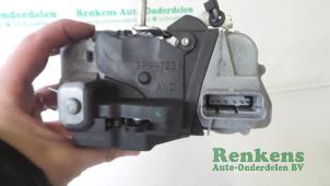 Używane Mechanizm blokady drzwi prawych przednich wersja 4-drzwiowa Citroen Xsara Picasso (CH) 1.6 HDi 16V 110 Cena € 30,00 Procedura marży oferowane przez Renkens Auto-Onderdelen B.V.