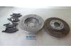 Brake disc + block front from a Opel Astra H Twin Top (L67), 2005 / 2010 1.6 16V, Convertible, Petrol, 1.598cc, 85kW (116pk), FWD, Z16XER; EURO4, 2006-12 / 2010-10, L67 2009
