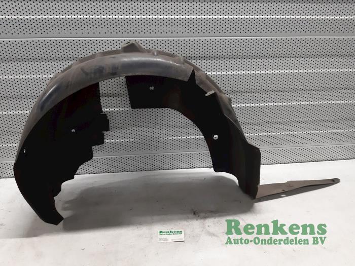 Wheel arch liner from a Renault Laguna III Estate (KT) 2.0 dCi 16V 175 FAP 2009