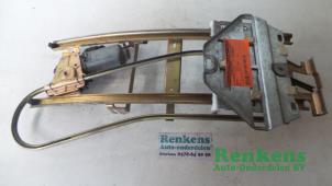 Używane Mechanizm szyby prawej tylnej wersja 2-drzwiowa Renault 19 Phase II/III Cabriolet (D53/853) 1.8 Cena € 50,00 Procedura marży oferowane przez Renkens Auto-Onderdelen B.V.