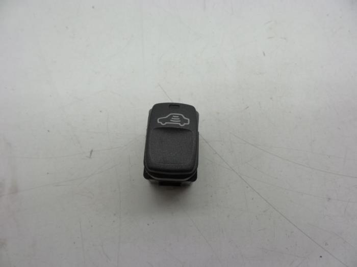 Usagé Commodo Volvo V70 (SW) 2.4 T 20V Prix € 25,00 Règlement à la marge proposé par Auto Demontage Elferink B.V.