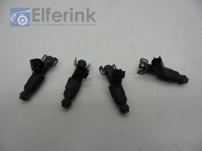 Injector (petrol injection) from a Volvo C30 (EK/MK) 1.8 16V 2007