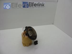 Usados Bomba eléctrica de combustible Opel Zafira (F75) 2.2 16V Precio € 65,00 Norma de margen ofrecido por Auto Demontage Elferink B.V.