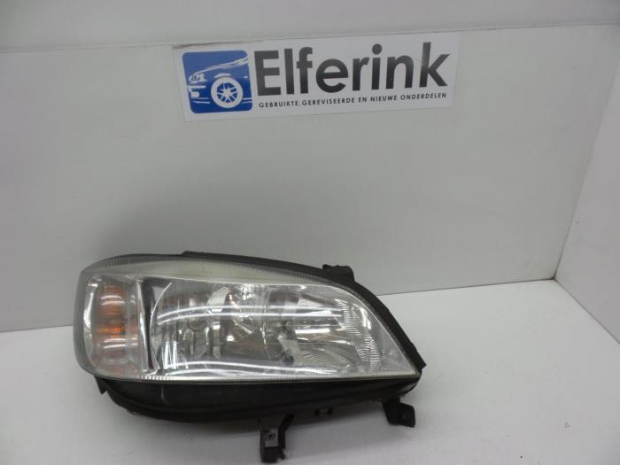 Używane Reflektor prawy Opel Zafira (F75) 2.0 DTI 16V Cena € 45,00 Procedura marży oferowane przez Auto Demontage Elferink B.V.