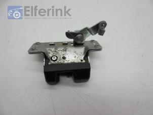 Used Tailgate lock mechanism Opel Zafira (F75) 2.2 16V Price € 20,00 Margin scheme offered by Auto Demontage Elferink B.V.