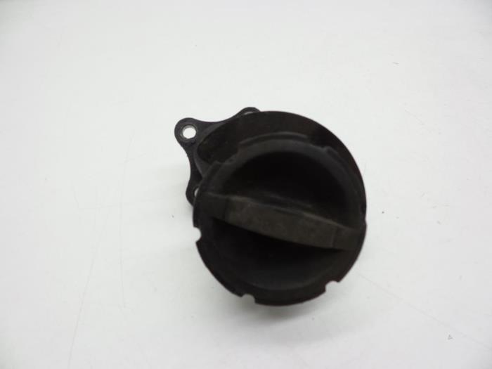 Gebrauchte Ölkappe Volvo V70 (BW) 2.0 D 16V Preis € 25,00 Margenregelung angeboten von Auto Demontage Elferink B.V.