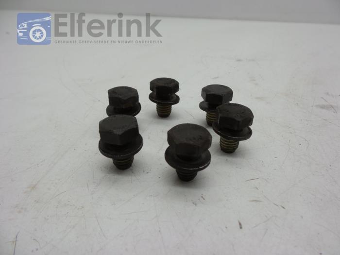 Set of bolts from a Saab 9-5 Estate (YS3E) 1.9 TiD 16V 2007