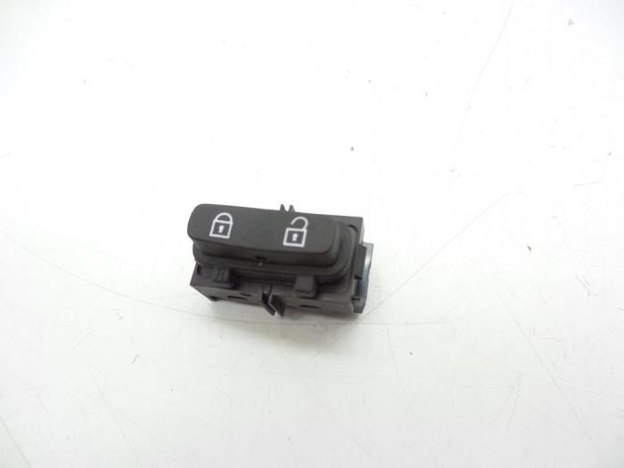 Używane Przelacznik Volvo V70 (BW) 2.0 D 16V Cena € 25,00 Procedura marży oferowane przez Auto Demontage Elferink B.V.