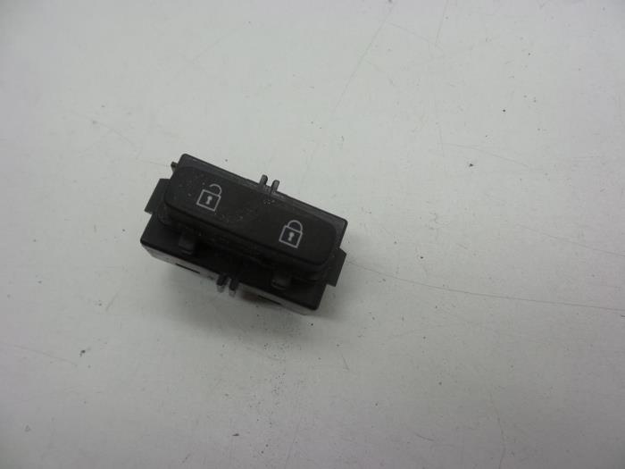 Używane Przelacznik Volvo V70 (BW) 2.4 D 20V Cena € 25,00 Procedura marży oferowane przez Auto Demontage Elferink B.V.