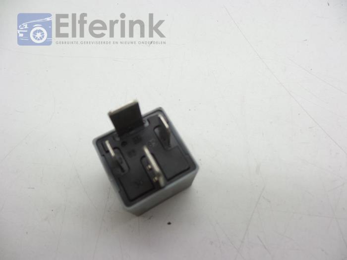 Relay from a Opel Astra H GTC (L08) 1.7 CDTi 16V 2009