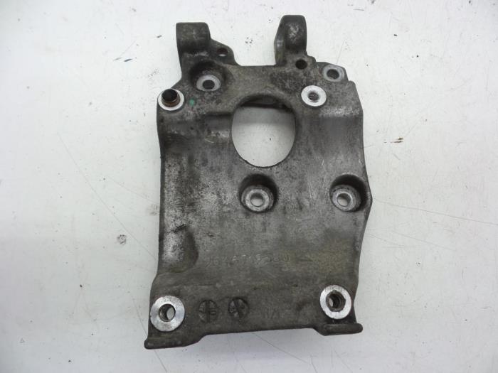 Usagé Support dynamo bas Volvo V70 (BW) 1.6 DRIVe 16V Prix € 40,00 Règlement à la marge proposé par Auto Demontage Elferink B.V.