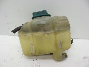 Usados Vaso de expansión Volvo V70 (SW) 2.4 D5 20V Precio € 25,00 Norma de margen ofrecido por Auto Demontage Elferink B.V.
