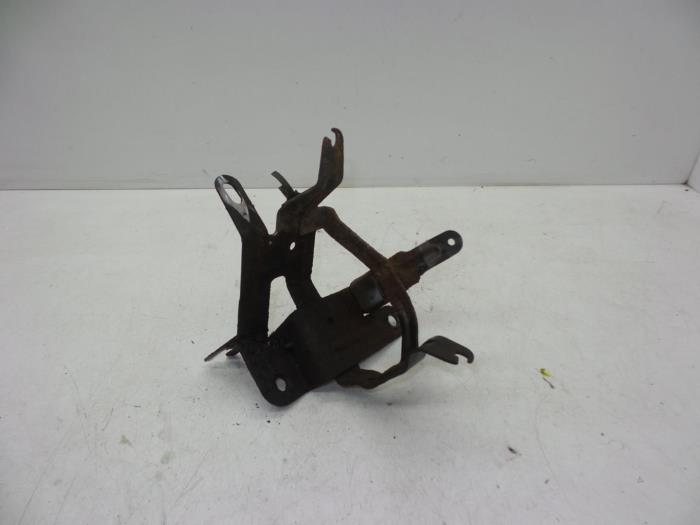 Used Power steering pump bracket Opel Zafira (F75) 1.8 16V Price € 25,00 Margin scheme offered by Auto Demontage Elferink B.V.