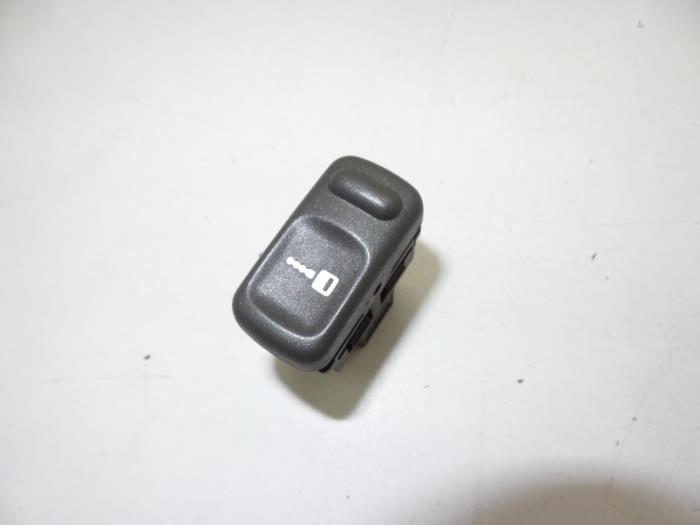 Używane Przelacznik Volvo S40 (VS) 1.8 16V Cena € 25,00 Procedura marży oferowane przez Auto Demontage Elferink B.V.