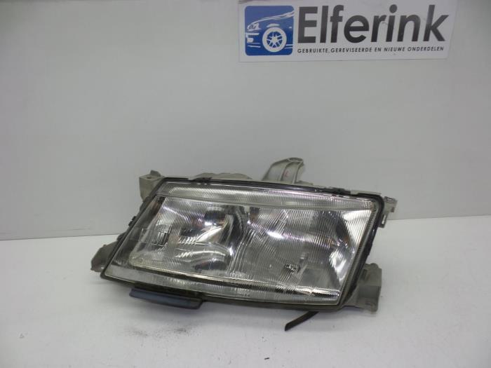 Używane Reflektor lewy Saab 9-5 (YS3E) 2.0t 16V Cena € 40,00 Procedura marży oferowane przez Auto Demontage Elferink B.V.