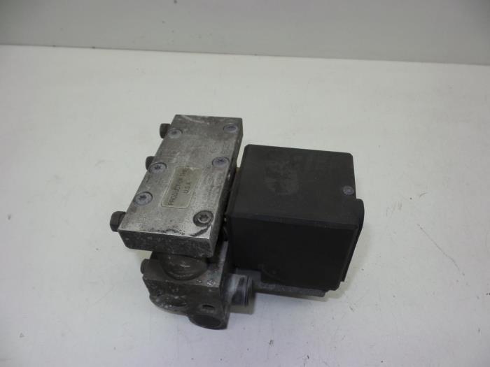 Usagé Pompe ABS Volvo 940 II 2.3i (LPT) Polar Prix € 100,00 Règlement à la marge proposé par Auto Demontage Elferink B.V.