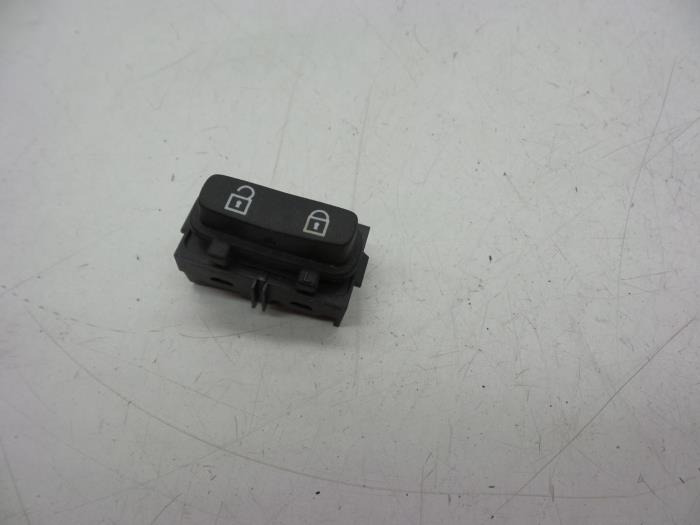 Używane Przelacznik Volvo V70 (BW) 2.4 D 20V Cena € 25,00 Procedura marży oferowane przez Auto Demontage Elferink B.V.