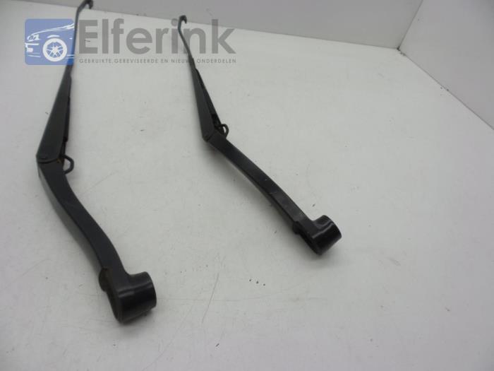 Front wiper arm from a Saab 9-5 (YS3G) 2.0 TiD 16V 2011