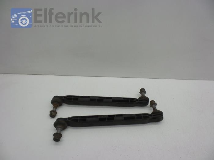 Anti-roll bar guide from a Opel Astra J (PC6/PD6/PE6/PF6) 1.6 16V Ecotec 2010