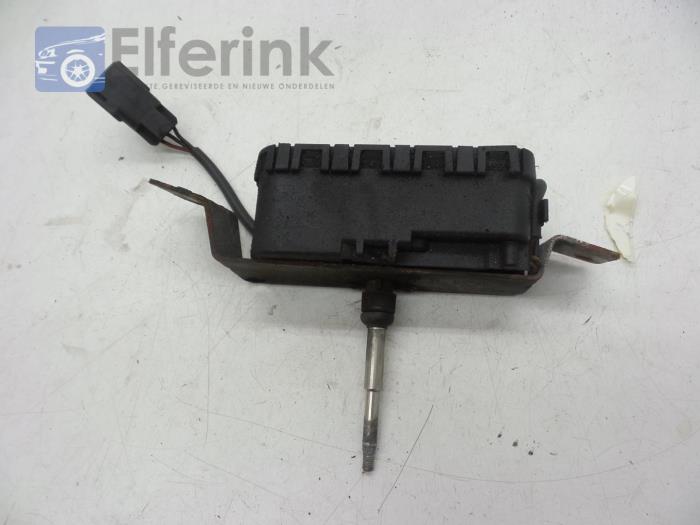 Headlight washer motor from a Volvo V70 (SW) 2.5 D 2000