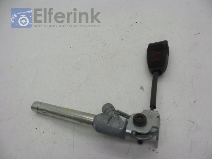 Seatbelt tensioner, right from a Opel Corsa D 1.4 16V Twinport 2008