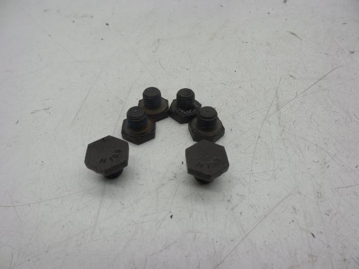 Usagé Kit boulons Saab 900 II 2.0 i,Si 16V Prix € 25,00 Règlement à la marge proposé par Auto Demontage Elferink B.V.