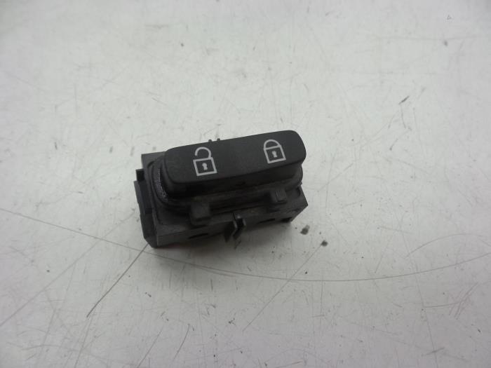 Używane Przelacznik Volvo V70 (BW) 2.4 D 20V Cena € 25,00 Procedura marży oferowane przez Auto Demontage Elferink B.V.