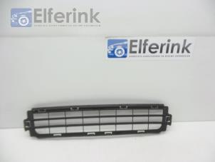Used Bumper grille Volvo V50 (MW) 1.6 D 16V Price € 25,00 Margin scheme offered by Auto Demontage Elferink B.V.