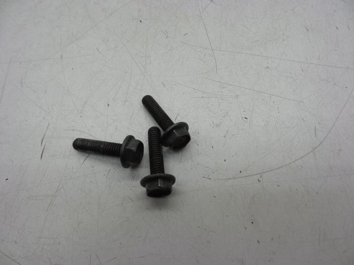 Usagé Kit boulons Saab 900 I 2.0 i 16V Prix € 25,00 Règlement à la marge proposé par Auto Demontage Elferink B.V.