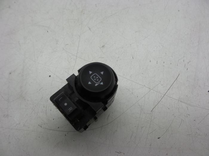 Begagnade Interruptor de retrovisor Opel Ampera-e 1.4 16V Pris € 25,00 Marginaltabell erbjuds av Auto Demontage Elferink B.V.