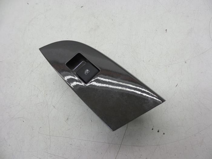 Usados Interruptor de ventanilla eléctrica Opel Ampera-e 1.4 16V Precio € 25,00 Norma de margen ofrecido por Auto Demontage Elferink B.V.