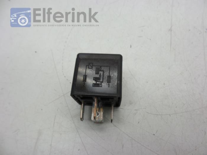 Relay from a Volvo V70 (SW) 2.5 D 2000