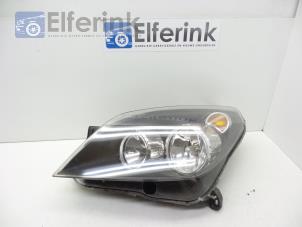 Używane Reflektor lewy Opel Astra H SW (L35) 1.6 16V Twinport Cena € 65,00 Procedura marży oferowane przez Auto Demontage Elferink B.V.